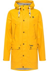 Gul huva regnjacka med framknappning, vita dragsnören, fyra fickor och svart logotyp på bröstet och ärmen.