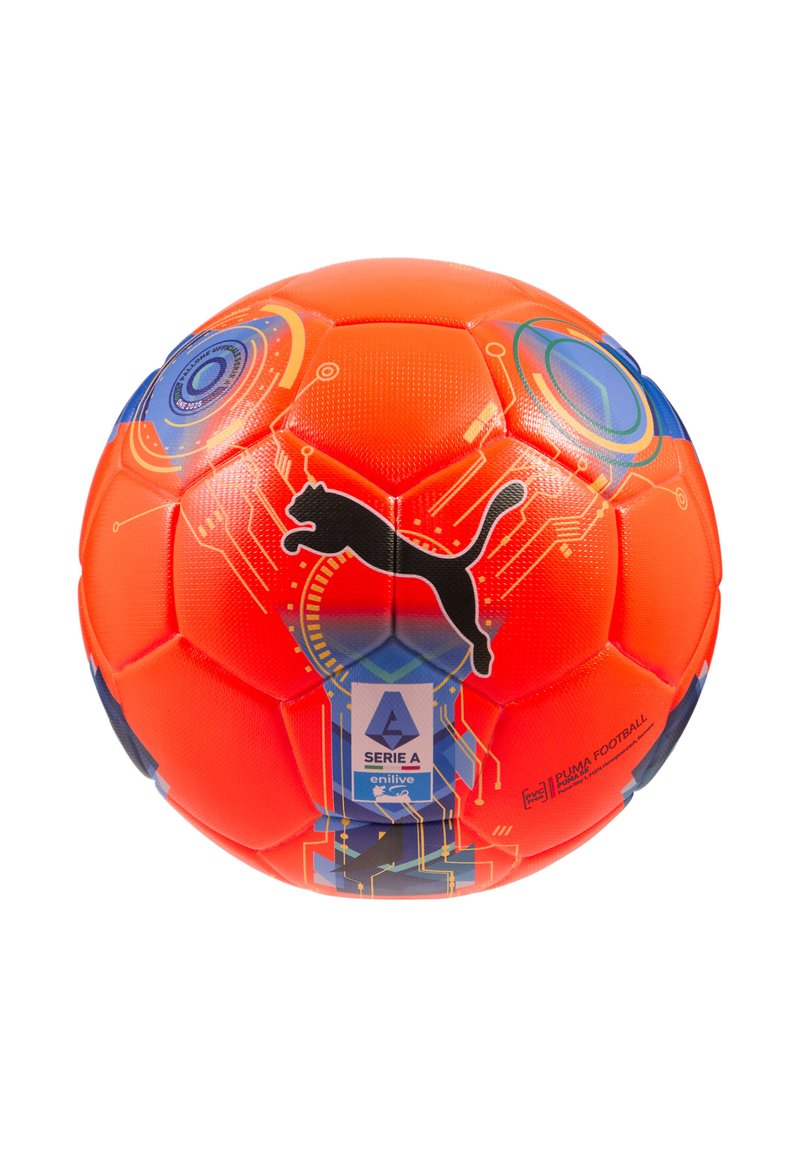 Balón de fútbol naranja con superficie texturizada, detalles en azul y logo negro de Puma con patrones de circuito y marca Serie A.
