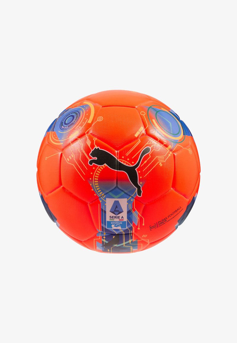 Balón de fútbol naranja con superficie texturizada, detalles en azul y logo negro de Puma con patrones de circuito y marca Serie A.