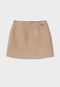 Wollen rok in lichtbeige met een rechte snit. Voorzien van een klein logodetail aan de voorkant. Eerlijke textuur met een schone afwerking.