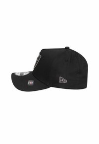 Casquette de baseball noire avec une visière courbée, logo brodé sur le devant et un petit emblème de marque sur le côté. Fabriquée en matériau textile.