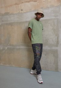 Nike Sportswear CLUB TEE - T-paita - oil green