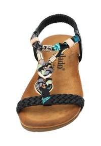 Gevlochten zwarte bandensandaal met een kleurrijk patroon bij de teenpost, voorzien van gouden hardwaredetails. Zachte tan voetbed met subtiele textuur.