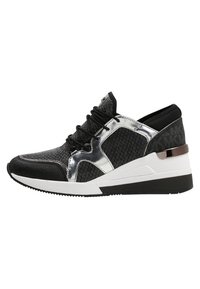 Zapatilla negra y gris con acentos metálicos plateados, cordones negros, suela blanca y tacón en forma de cuña.
