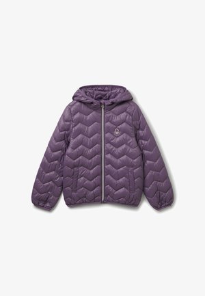 Veste à capuche matelassée violette avec fermeture éclair frontale, poches latérales, poignets élastiques et un petit logo brodé blanc sur la poitrine.