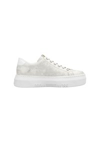 Baskets en suède gris clair avec semelle en caoutchouc blanc, bout arrondi et six œillets de laçage ; présente un dessus texturé et des accents métalliques subtils.