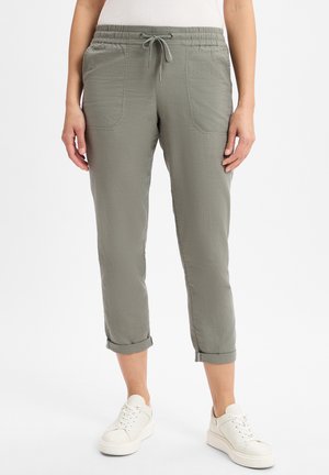 Leichte, olivgrüne Hosen mit einem elastischen Bund und Kordelzug. Sie verfügen über Seitentaschen und eingefasste Säume. Glatte Textur.