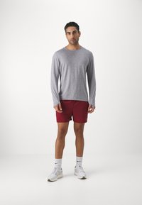 New Balance ESSENTIALS SHORT - Spordišortsid - mercury red