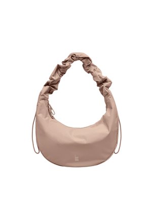 Borsa a tracolla color beige a forma di mezzaluna con tracolla arricciata e piccolo logo stampato vicino al centro in basso.