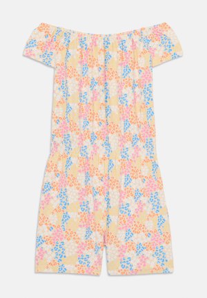 Macacão ombro a descoberto em tecido amarelo pastel, com padrões florais em laranja, rosa, azul e branco, apresentando uma cintura franzida.