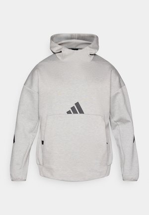 Grauer Kapuzenpullover aus weichem Stoff, mit hohem Kragen, Fronttasche und schwarzen Logoakzenten auf der Brust und den Ärmeln.