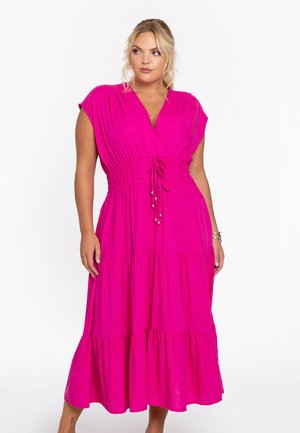 Fuchsia Maxikleid mit Stufen, kurzen Ärmeln, V-Ausschnitt, elastischem Taillenbund und Kordelzug-Detail. Weicher Stoff mit fließender Silhouette.