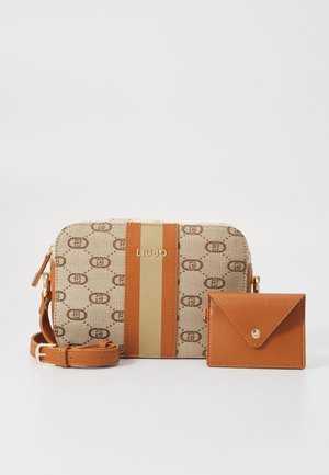 Beige en bruin patroon crossbodytas met gestreept middenstuk en afneembare leren band, vergezeld van een kleine bijpassende leren portemonnee.