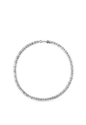 Srebrny łańcuszek z małymi ogniwami w kształcie serca i zapięciem na sprężynkę.