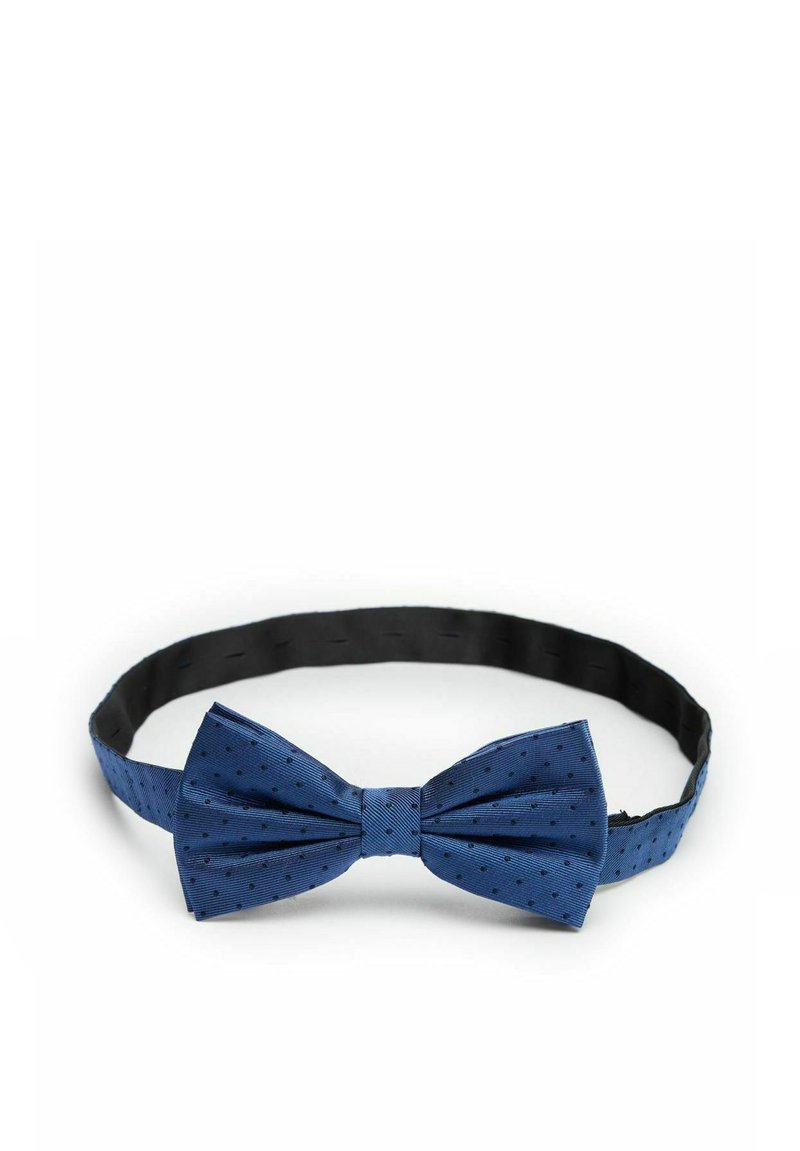 Blå prickig fluga gjord av satin med en solid svart justerbar band. Flugan har ett texturerat mönster och en klassisk form.