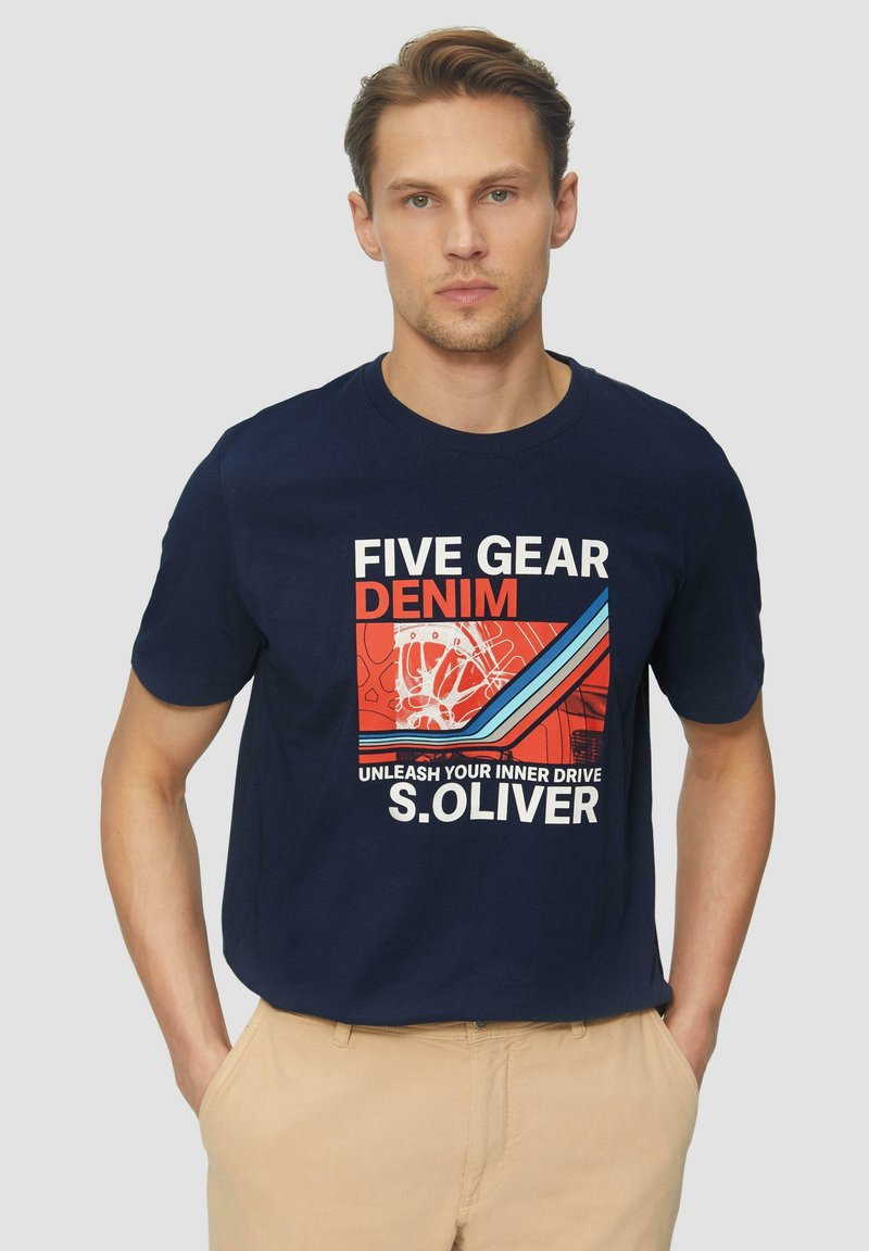 Navy blauwe katoenen t-shirt met een grafische print met rode, witte en blauwe accenten. De tekst luidt "FIVE GEAR DENIM" en "S.OLIVER."