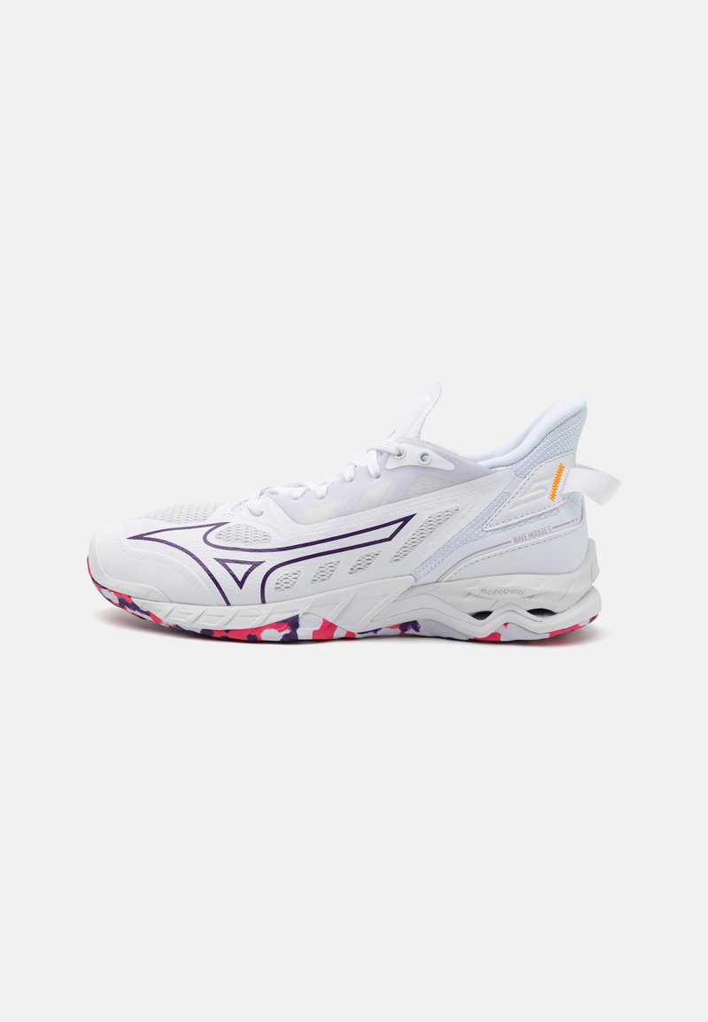 Weißer Sportschuh mit lila Akzenten und einer strukturierten Oberseite. Merkmale eine mehrfarbige, gemusterte Sohle. Leichtes Design mit Netzmaterialien.