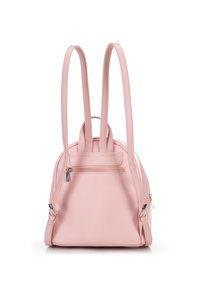 Růžový kožený batoh s dvěma dlouhými uchy, hladkým povrchem, přední kapsou na zip a plochým dnem. Má minimalistický design a detaily šití.