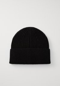 Beanie nera a coste con risvolto, caratterizzata da un tessuto testurizzato e un design aderente, adatta per essere indossata in condizioni climatiche fredde.