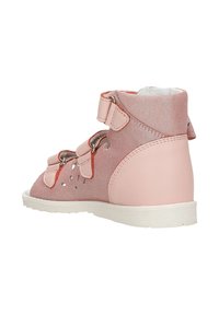 Rosa High-Top-Schuhe mit strukturierter Oberfläche, zwei verstellbaren Riemenverschlüssen, durchbrochenen Details und einer weißen Gummisohle. Glatte Rückseite.