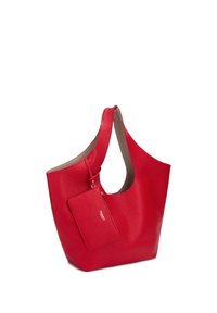 Sac cabas en cuir rouge texturé avec larges anses et petite pochette zippée fine attachée, présenté sur fond blanc.