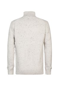 Pull tricoté couleur crème avec un col montant, présentant une texture mouchetée. Le corps a une coupe ajustée avec des poignets et un ourlet côtelés.