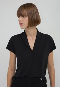 Calliope SCOLLO V  - Camicetta - nero