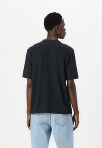 Abercrombie & Fitch Premium Heavyweight Micro-Logo Tee - Tricou basic - casual black wash