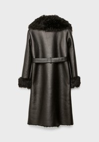 Czarny skórzany płaszcz o fakturowanym wykończeniu, z kołnierzem i mankietami z sztucznego futra. Posiada pasek w talii dla podkreślenia sylwetki oraz długość do kolan.
