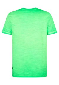 Tricou din bumbac verde cu mâneci scurte, guler tip crew și o textură subtilă. Nu sunt vizibile modele sau detalii grafice.
