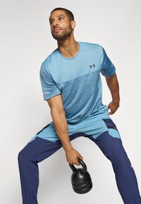 Under Armour UTILITY - Sports T-shirt - washed navy/blue smoke/black