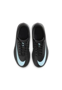 Scarpe sportive nere con una texture liscia, caratterizzate da un prominente baffo Nike blu chiaro, lacci neri e un design della punta arrotondato.