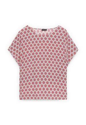 Biała bluzka z krótkim rękawem w czerwony geometryczny wzór kwiatowy, z okrągłym dekoltem, ułożona na płasko na białym tle.