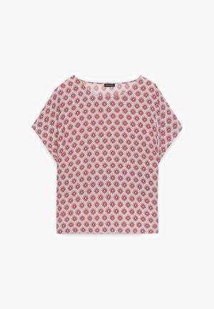 Biała bluzka z krótkim rękawem w czerwony geometryczny wzór kwiatowy, z okrągłym dekoltem, ułożona na płasko na białym tle.