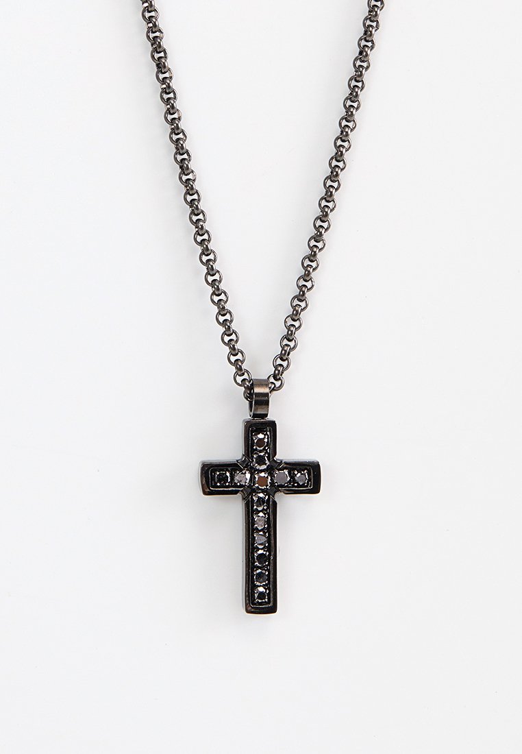 Ciondolo a croce in metallo nero su una catena d'argento, decorato con piccole pietre nere lungo le braccia, caratterizzato da una superficie liscia e lucida.