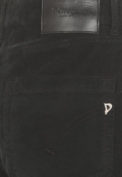Pantaloni in velluto nero con etichetta in pelle impressa con "DONDUP MADE IN ITALY" e un'accenno argento sulla tasca.