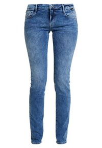 Hubené džíny vyrobené z světle modrého denimového materiálu, s středním pasem, poutky na opasek, pěti kapsami a jemnými švy.