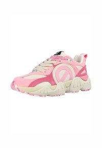 Pinkfarbene Sporttasche aus einer Mischung aus Wildleder und Mesh, mit runder Zehenpartie, dicker weißer Sohle und einem großen, pinken Logodetail an der Seite.
