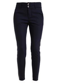 Marinblå figurnära byxor med två knappar i midjan och vita sidostråk, som visar en skräddarsydd design som passar för både avslappnad och formell klädsel.