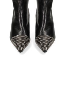 Bottines en cuir noir avec des bouts pointus, présentant un design texturé à clous sur les capuchons de pied. Surface lisse avec une silhouette élancée.