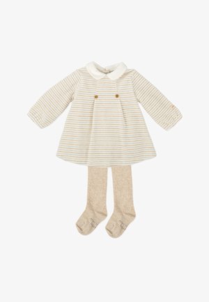 Vestido de punto en color crema con rayas beige, con un cuello tipo Peter Pan y dos botones de madera, combinado con medias beige.