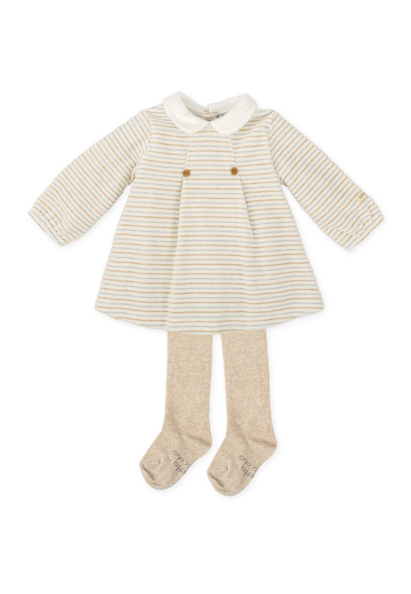 Vestido de punto en color crema con rayas beige, con un cuello tipo Peter Pan y dos botones de madera, combinado con medias beige.