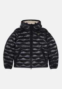Svart pufferjakke med hette, med en blank overflate, kviltet design, frontlås og en glidelåslomme på venstre side.