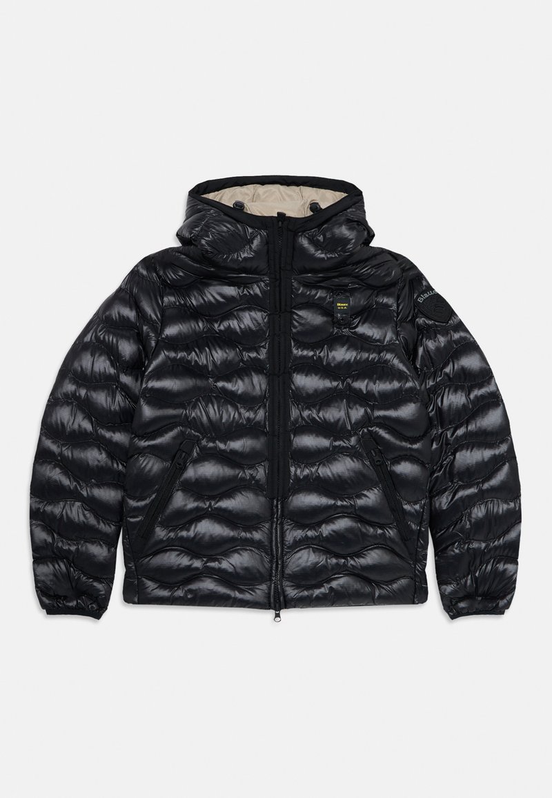 Svart pufferjakke med hette, med en blank overflate, kviltet design, frontlås og en glidelåslomme på venstre side.