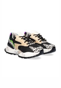 Zapatillas multicolores con base negra, patrón de serpiente beige y acentos de estampado de leopardo. Presentan materiales texturizados y cordones negros.
