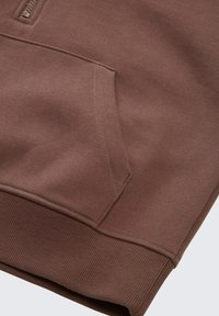 Brauner Sweatshirt mit einer Fronttasche, gerippten Bündchen und Saum, einer glatten Textur und minimalen Nähten.