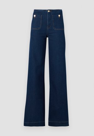 Mørkeblå bredbukser med høy midje, gullknappdetaljer, to front- og baklommer, samt kontrasterende sømdetaljer. Teksturet denimstoff.
