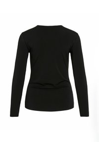 Mustast siledast kangast pikkade varrukatega pluus, mis on ümar kaelusega ja kehakuju järgiva lõikega, talje piirkonnas kogutud detailiga.