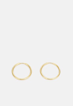 Petites boucles d’oreilles créoles en or poli avec une fermeture simple à clapet, affichées côte à côte sur un fond blanc uni.