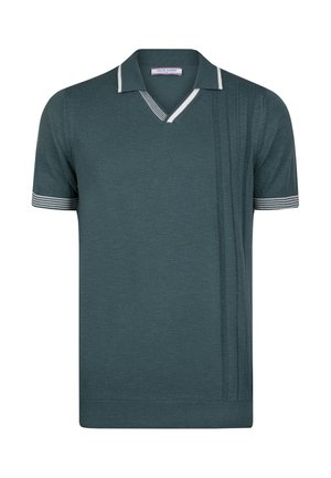 Polo de manga corta en tejido de punto verde oscuro con cuello en V, que presenta acentos de rayas blancas en el cuello y las mangas, y dobladillo acanalado.